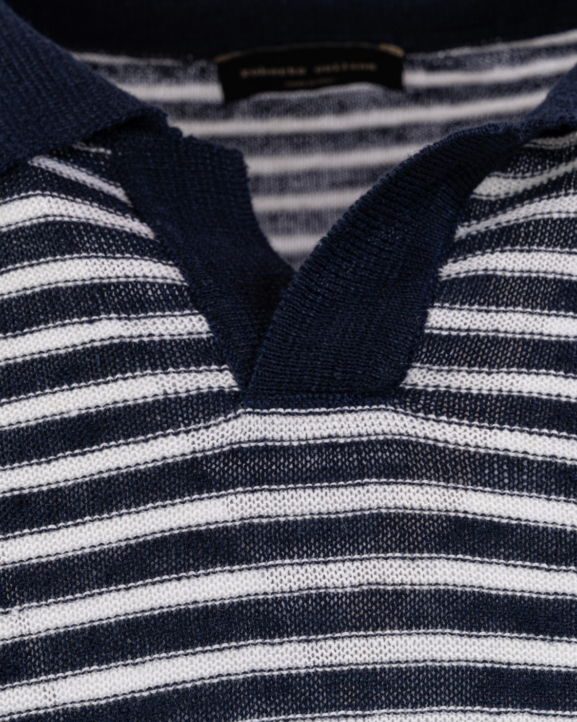 shop ROBERTO COLLINA Saldi Polo: Roberto Collina polo lino in maglia a righe.
Manica corta.
Collo senza bottoni.
Spalla al giro.
Composizione: 100% lino flax.
Fabbricato in Italia. RN21024-2110BLU number 4516188